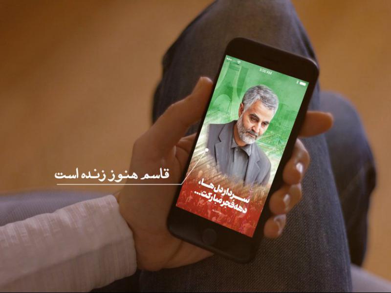 -طرح-لایه-باز-موکاپ-موبایل-در-دست