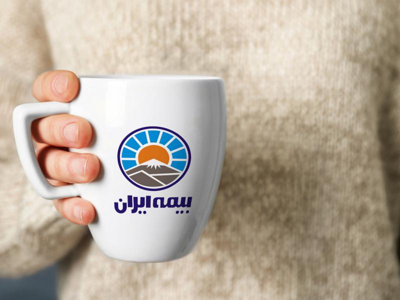-لایه-باز-موکاپ-ماگ-در-دست