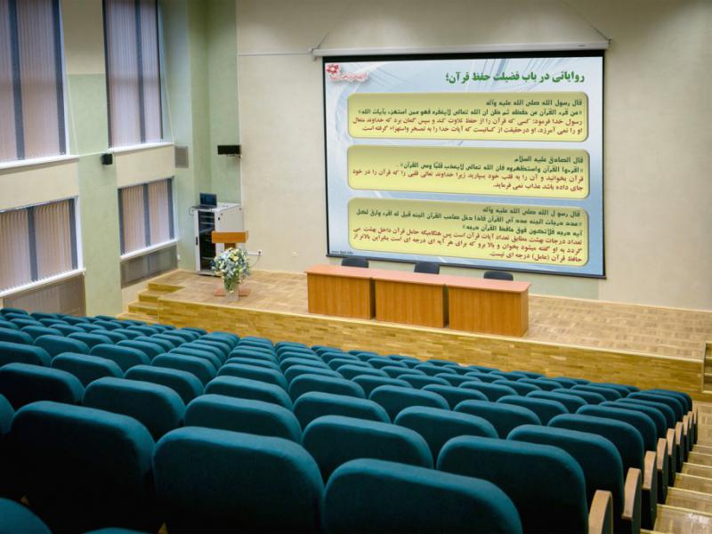لایه-باز-موکاپ-پرده-سینما-و-دیتا-پروژکتور