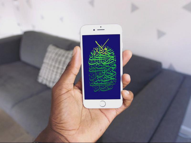 -طرح-لایه-باز-موکاپ-موبایل-در-دست