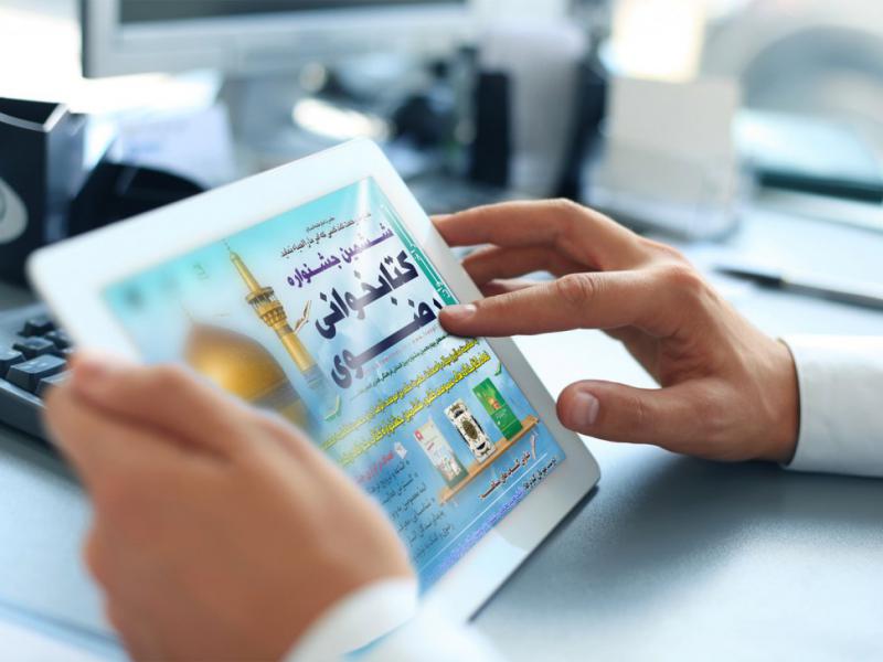 -طرح-لایه-باز-موکاپ-تبلت-در-دست