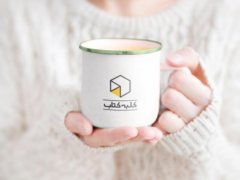 -لایه-باز-موکاپ-ماگ-در-دست