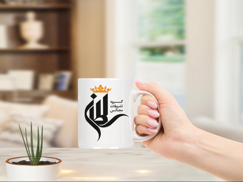 -لایه-باز-موکاپ-ماگ-در-دست