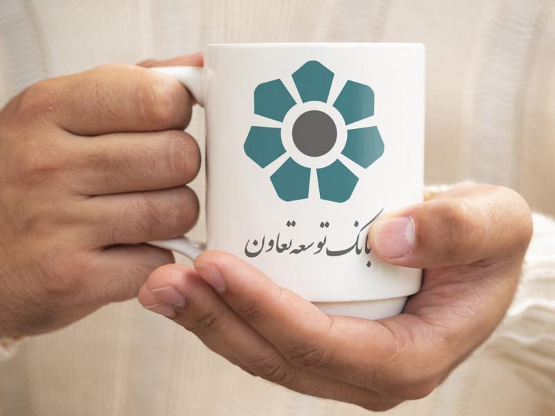 -لایه-باز-موکاپ-ماگ-در-دست