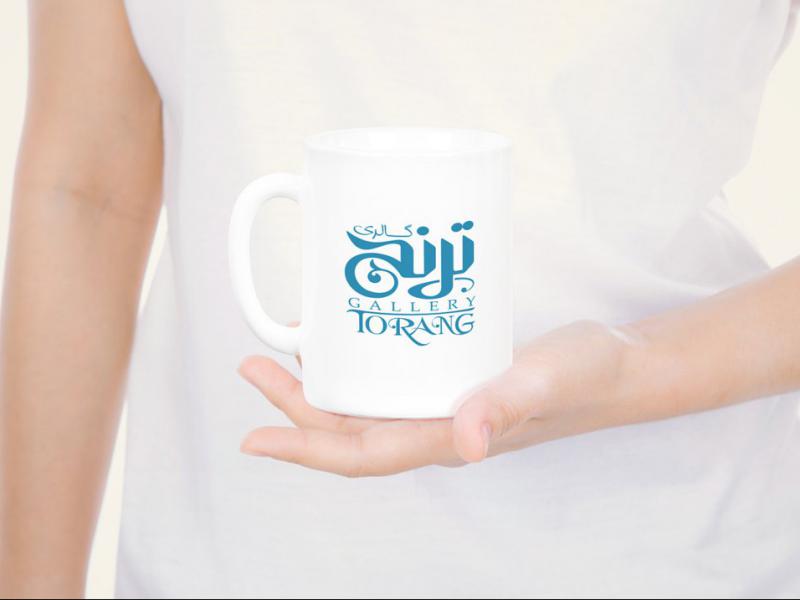 -لایه-باز-موکاپ-ماگ-در-دست