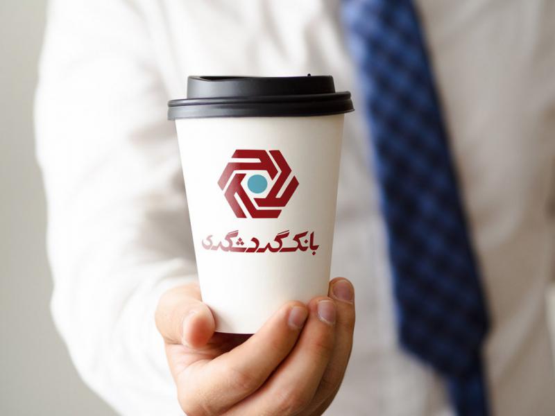 -لایه-باز-موکاپ-ماگ-در-دست
