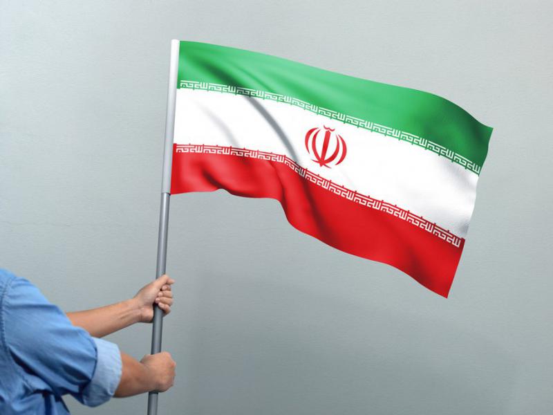 -طرح-لایه-باز-موکاپ-پرچم-در-دست
