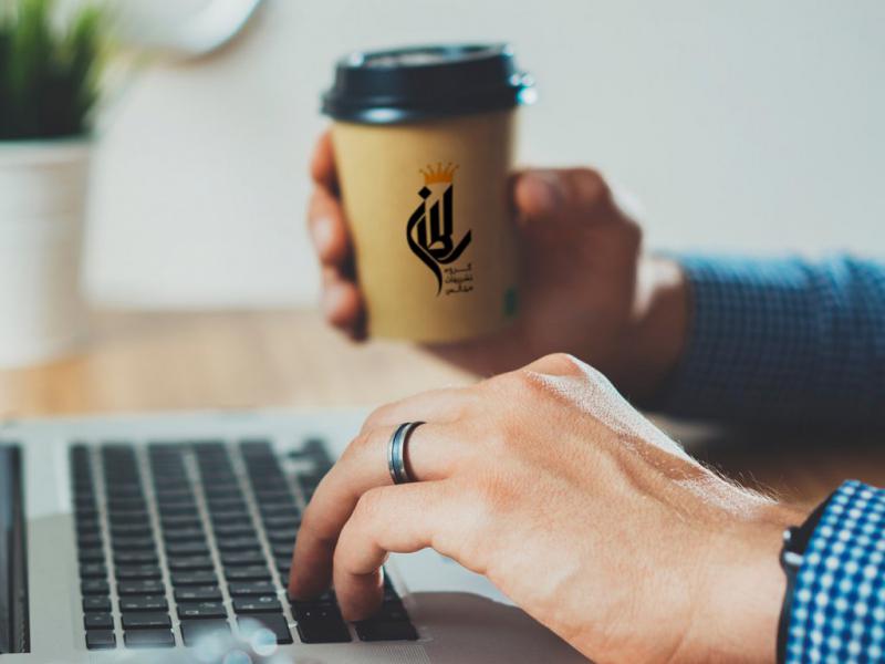 -لایه-باز-موکاپ-لیوان-در-دست
