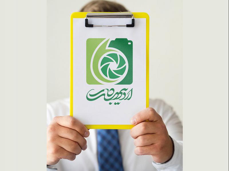 -طرح-لایه-باز-موکاپ-پوستر-در-دست