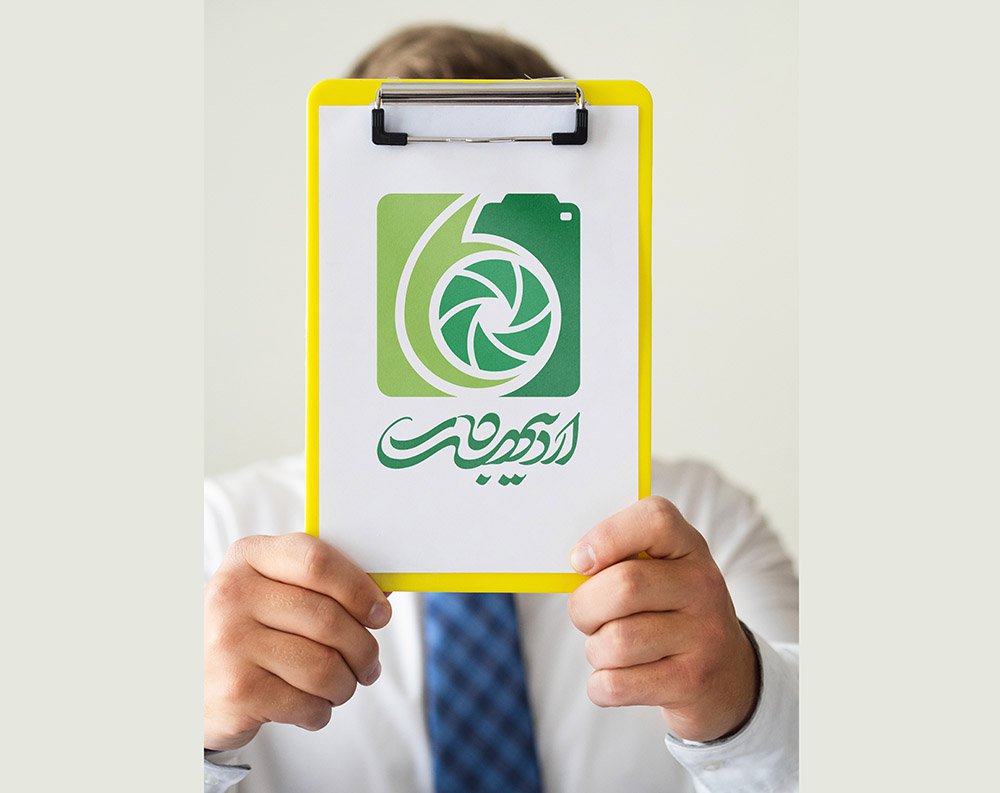  طرح لایه باز موکاپ پوستر در دست
