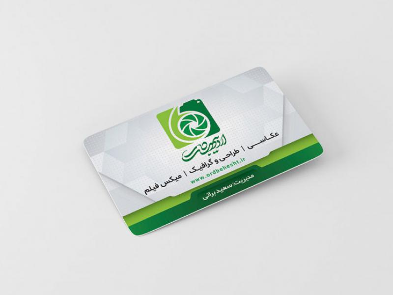 -موکاپ-کارت-ویزیت-دورگرد