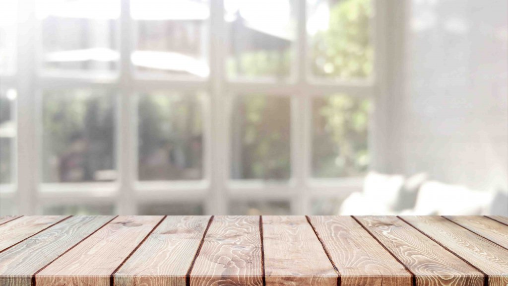 پس زمینه میز چوبی خالی و کافه بلوری شده