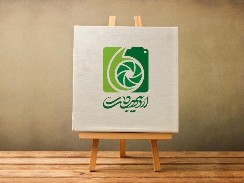 -موکاپ-پوستر-به-همراه-پایه-بوم
