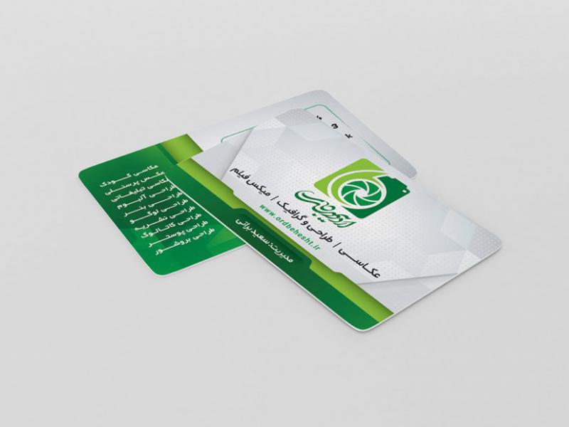 -موکاپ-کارت-ویزیت-دورگرد