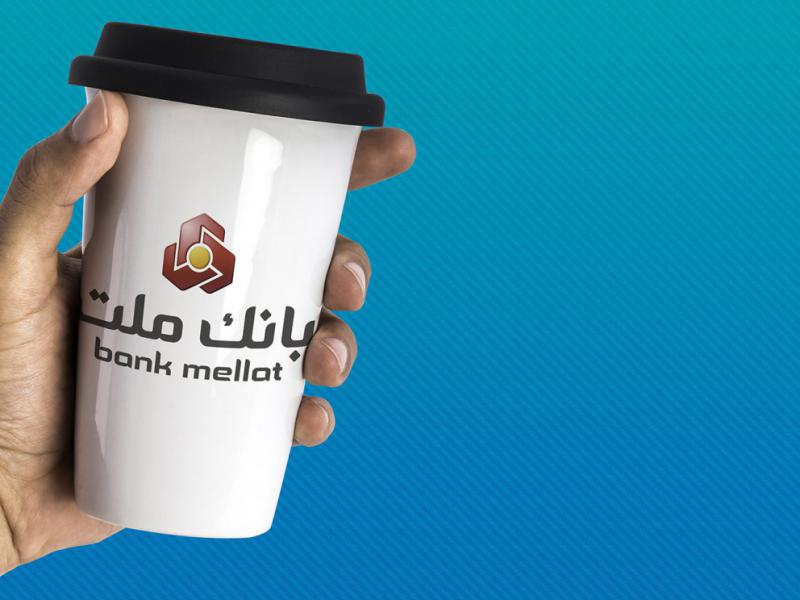 -لایه-باز-موکاپ-ماگ-در-دست