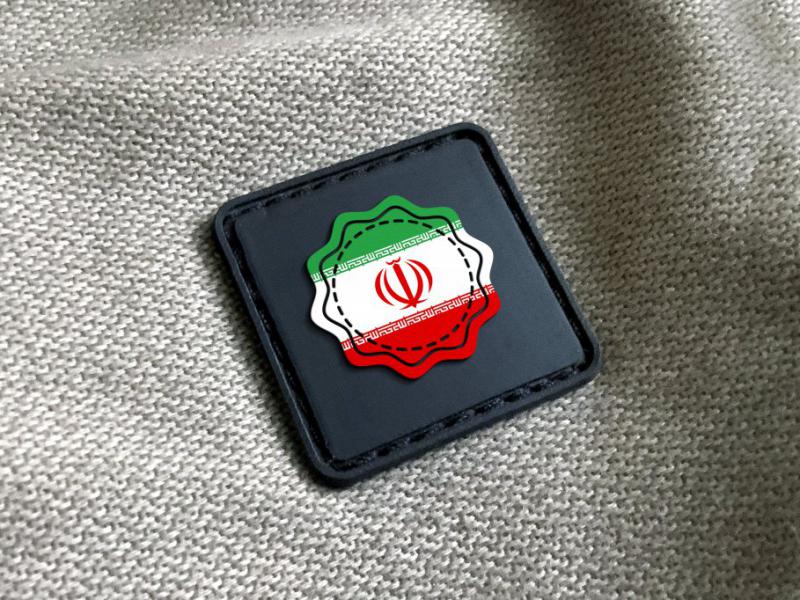 موکاپ-لایه-باز-لوگو-روی-لباس