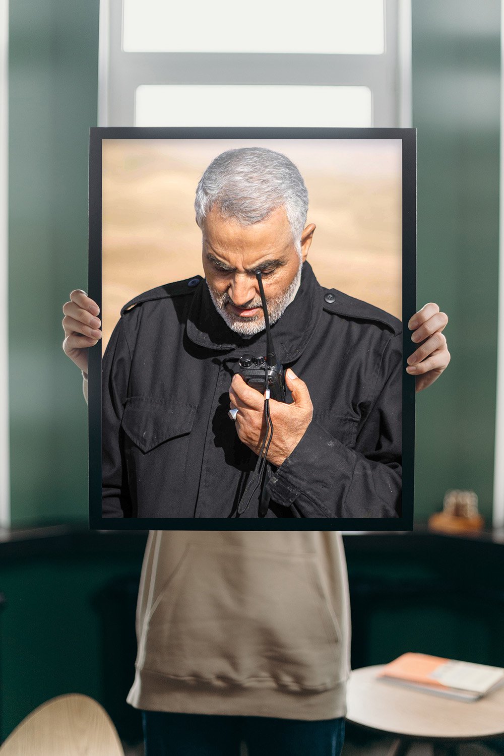  طرح لایه باز موکاپ قاب عکس در دست