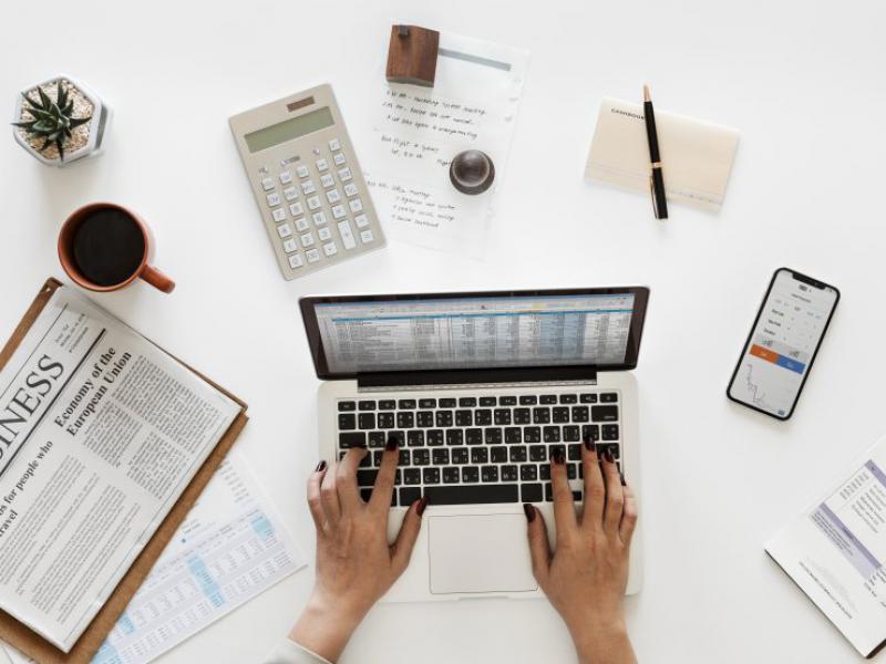 دانلود-عکس-با-کیفیت-حسابدار