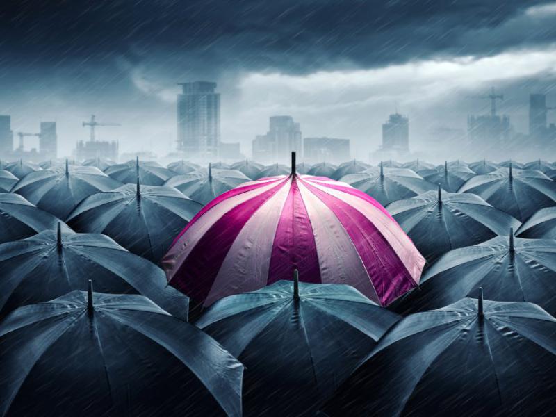 دانلود-تصویر-با-کیفیت-چتر-در-فضای-تاریک-و-طوفانی