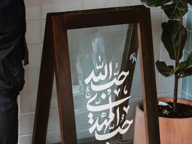 -لایه-باز-موکاپ-تخته-و-استند-رستوران