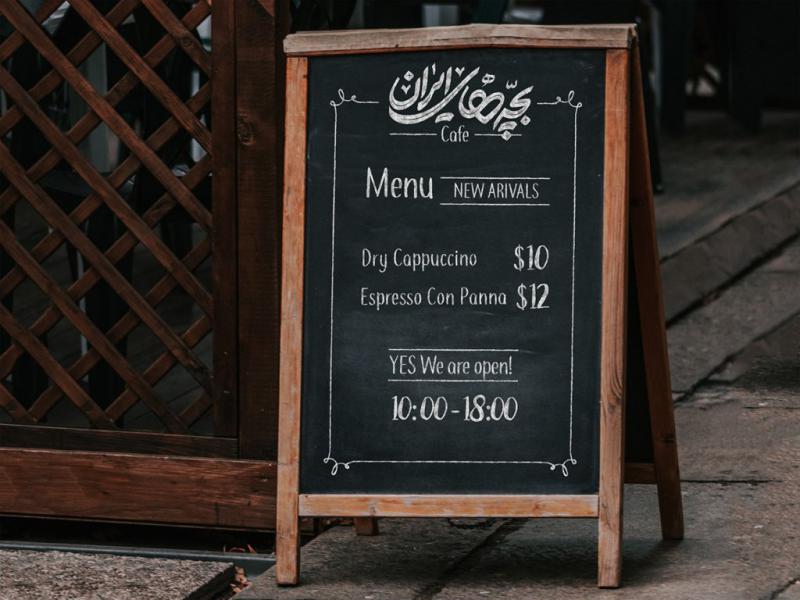 -لایه-باز-موکاپ-تخته-و-استند-رستوران