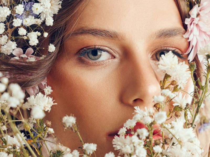 دانلود-عکس-با-کیفیت-عالی-پرتره-زن-با-حاشیه-های-گل