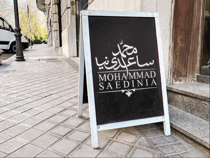 -لایه-باز-موکاپ-تخته-و-استند-رستوران