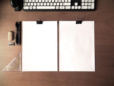 موکاپ تراکت روی میزکار