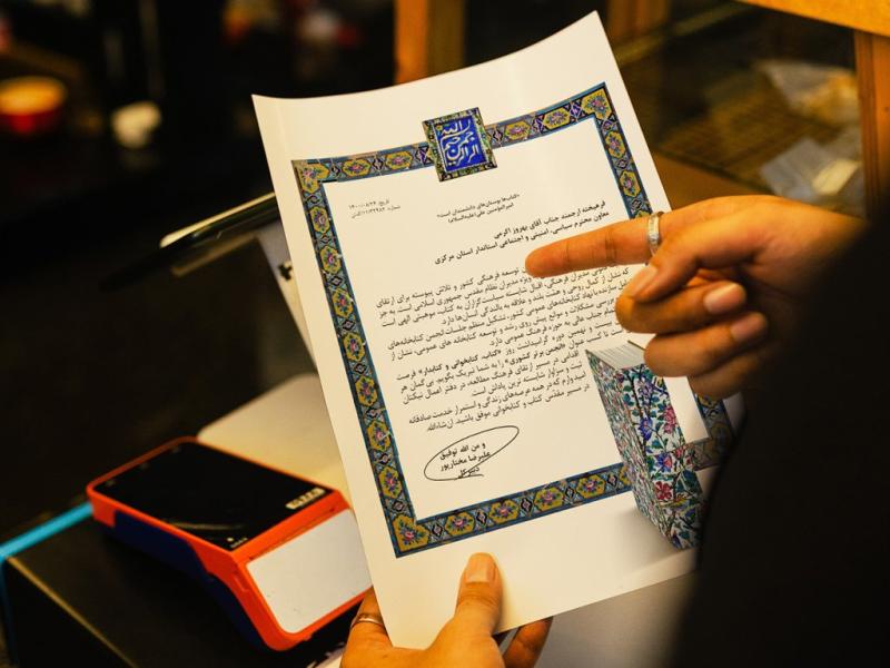 -موکاپ-لایه-باز-پوستر-و-کاغذ