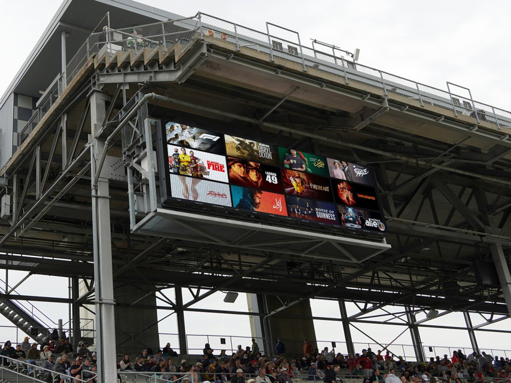  موکاپ لایه باز بیلبورد شهری