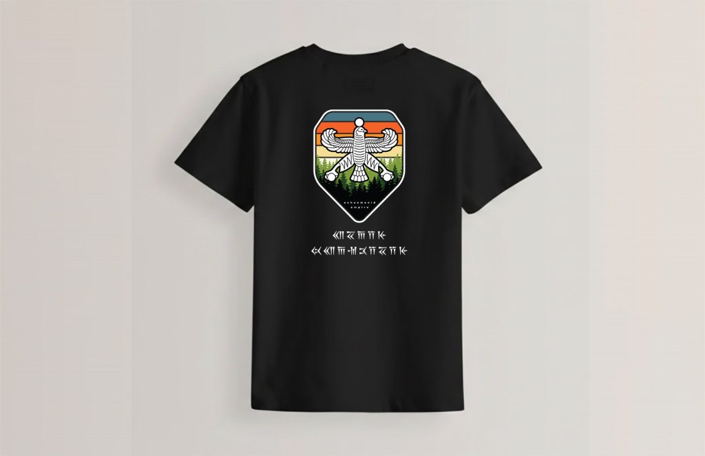 طرح تیشرت با نماد شهباز هخامنشی و متن پارسی باستانی کهن