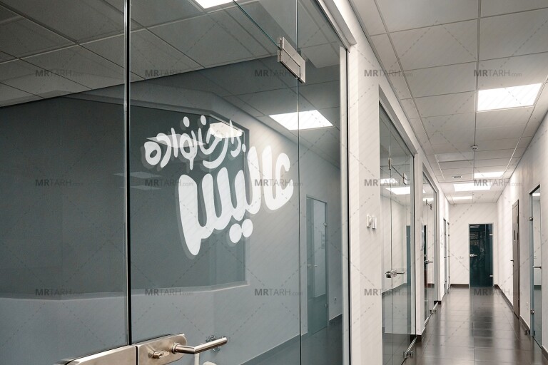 موکاپ-لایه-باز-لوگو-روی-شیشه